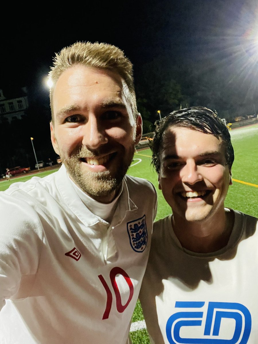 martin_minha's tweet photo. Duo Minha&Pěruška dnes rozdávalo fotbalovou radost na hřišti Meteoru. Já nastoupil na počest #TheQueen v dresu Albionu #Rooney10 , @JPeruska pro změnu v tričku “České dráhy” z oficiálního “merch shopu”. Důležitá je ale výhra 9:5 (Honza dva góly, já jeden vlastní). 🤷🏼♂️😜🔥 https://t.co/rHURnxwRVp
