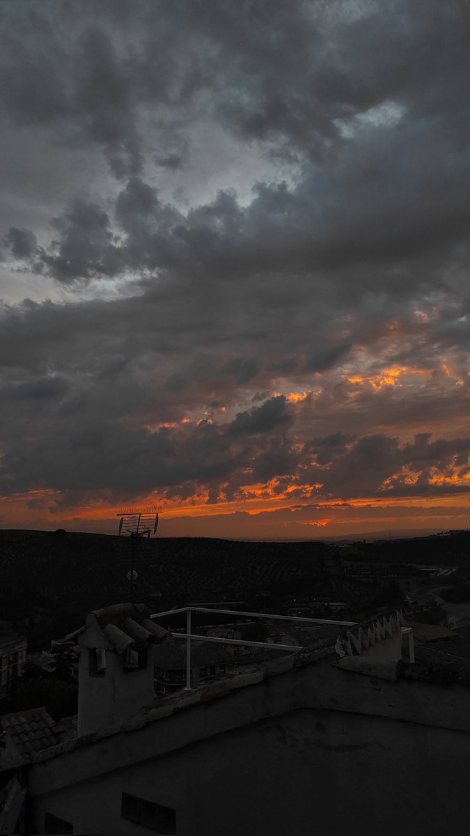 797Rafa's tweet photo. "Mira tu movil te mandao' una foto al WhatsApp, mira que vistas tengo desde la terraza" https://t.co/NHVwAVO3H3