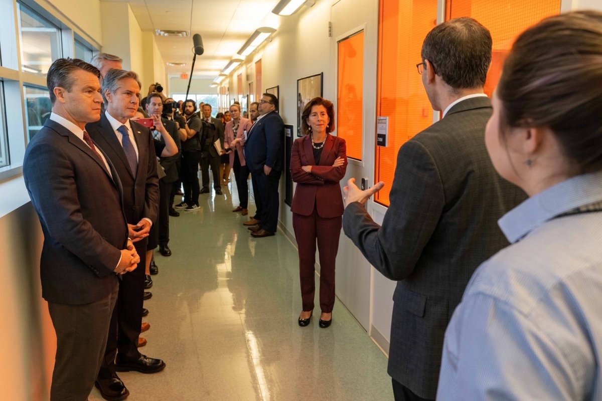 SecBlinken's tweet photo. Many thanks to @LifeatPurdue's talented students for welcoming me to the @BNCPurdue Birck Nanotechnology Center today. U.S. economic security depends on developing the talent pipeline in this vital field and Purdue is on the right path. Thoroughly impressed by what I saw today. https://t.co/yqYPYEAwOZ