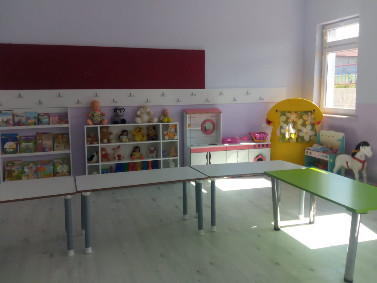 İlçemiz Kümbet Yeniköy İlkokulu anasınıfı açıldı. Köyümüzdeki çocuklarımızı okul öncesi eğitime kazandırdık. Emeği geçen müdür yetkili öğretmenimiz Volkan ÇAVUŞ ve öğretmenimiz Nürvet YILMAZ a teşekkür ederiz <a href="/tcmeb/">Millî Eğitim Bakanlığı</a> <a href="/tuncay_morkoc/">Tuncay Morkoç</a> <a href="/EskisehirMem/">Eskişehir İl Milli Eğitim Müdürlüğü</a> <a href="/pervin_tore/">Pervin TÖRE</a>