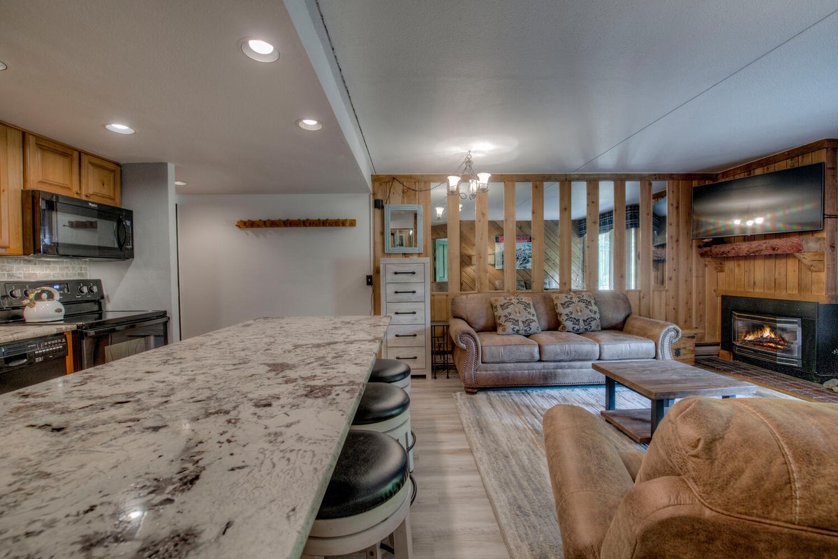 SusieCortright's tweet image. New listing! Ski in, ski out and an easy walk to Main Street, this beautifully updated 1 br/ 1 ba Breckenridge condo comes with a rare, deeded parking space and a sunny south-facing patio.  #skiinskiout #skicondos #breckenridgerealestate #breckenridge 
susiecortright.com/2022/09/12/fea…