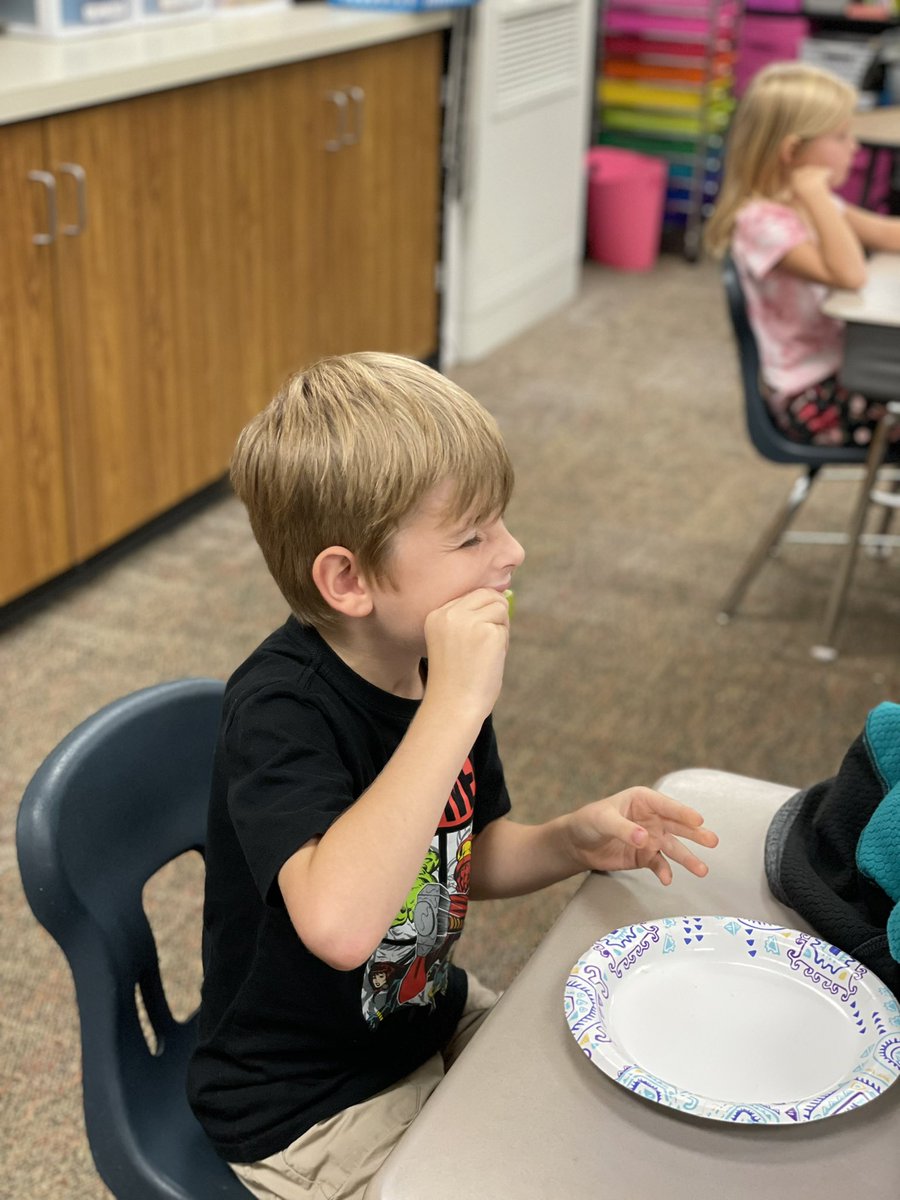 AP_SharpVV's tweet photo. Today I got to visit @romanoandrea13 Ms. Romanoβs class during a sweet, and sour, apple tasting activity! #sweetfun #deliciouslearning #cantwaittoseethosegraphs https://t.co/ZIvQG7cEv6