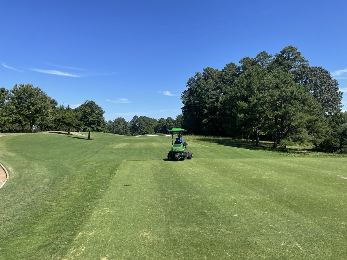 Chris_Kschmidt's tweet photo. Senior Member/Guest weekend is upon us! The team has been getting after it and course conditions  couldn’t be better💰💰🔥⛳️ @McConnellGolf @CCatWakefield https://t.co/Nf67rUfmEI