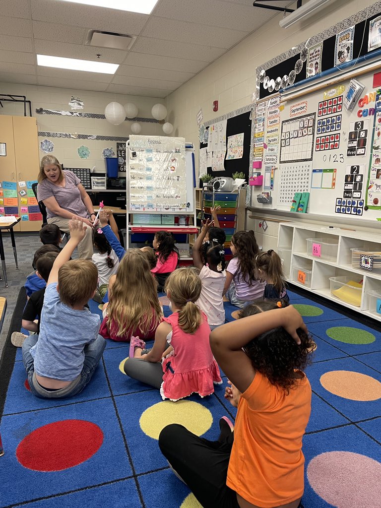 Elyse_Casp's tweet photo. Busy day full of learning and fun for @Buffaloes_SMSD! Loved being able to stop in and see our students at work! #fortheherd #OneShawneeMission 💛🤎💛@ffarokhi @MissWolffECE @shaferkdgrocks https://t.co/YzYZcRVXbW