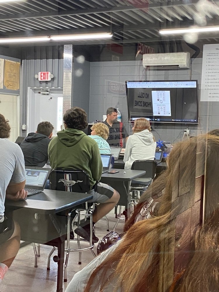 HaleyvilleLions's tweet photo. Students in the Center of Technology are busy on these beautiful fall days learning and preparing for credentialing requirements in their chosen fields. #HCSSTEAM #HCSSLI https://t.co/TStFp84td7