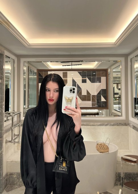 Hey 🖤🔪💣 https://t.co/FsGk1irBRK