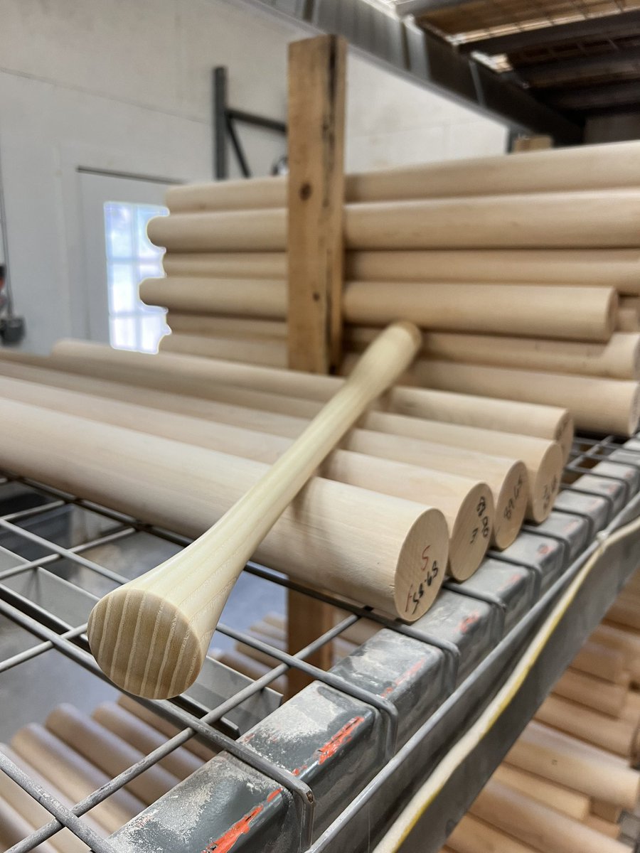 SRBatsTX's tweet photo. Consistency in the grain is the most important component when discussing the best ash to use.
The size and similarity of the grains grade how elite a piece of ash is. There is no doubt that GREAT ash is the elite lumber for in game competition.
#SRBATS #DesignedForGlory https://t.co/MSYrODgeQu
