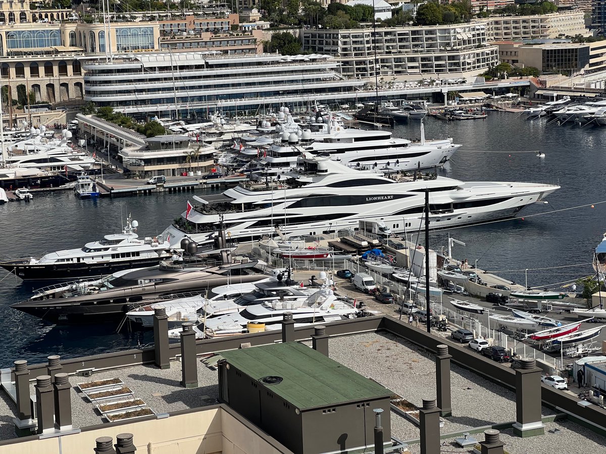 AntiYIMBYNet's tweet photo. Density means multi-modal transit. Saw 4 each of Ferraris and Rolls/Bentleys. https://t.co/63GSLngSkh