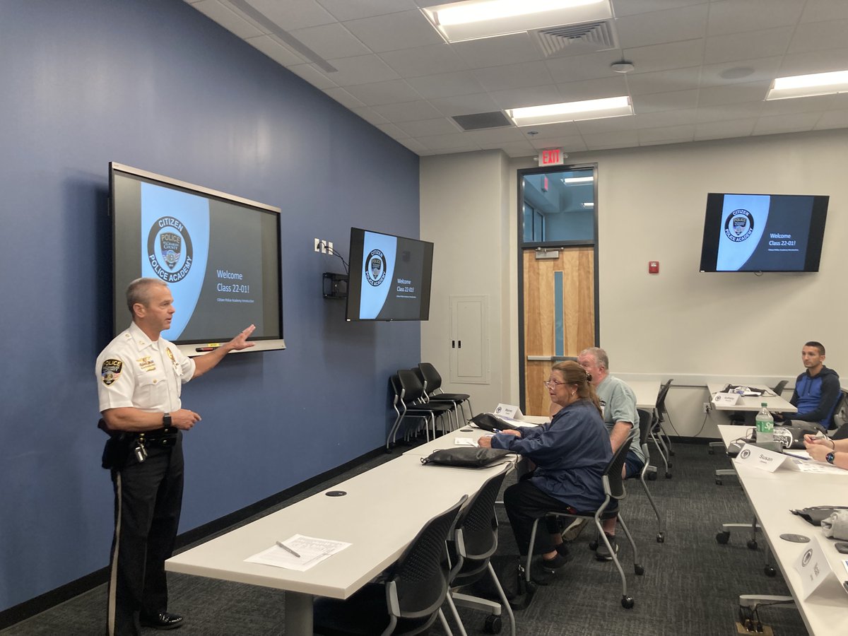 SCCMOPD's tweet image. Last night, we hosted the first session of this year&apos;s Citizen Police Academy. Everyone came ready to learn about the history of the SCCPD and police operations. 

Learn more about the SCCPD Citizen Police Academy at bit.ly/2M47ZNh. #SCCPDCommunity