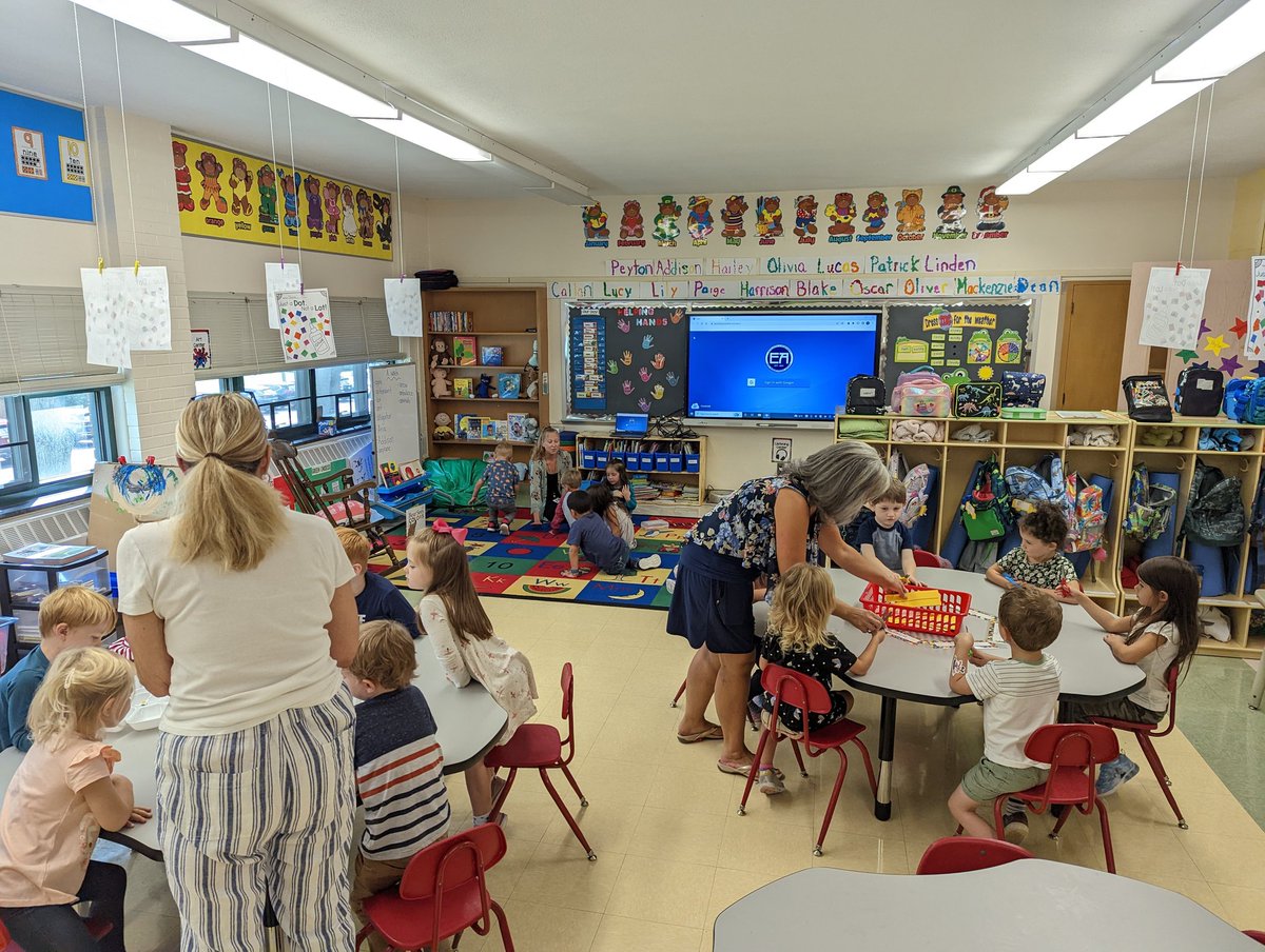 Andrea_Parker1's tweet photo. Lots of amazing learning happening today from cutting and sorting in Pre-K to identifying parts of a crayfish in 4th grade. 💙🤍 @EAParkdalePride
@ea_schools
#greatmindsatwork
#oneEA https://t.co/OPZUa5G82f