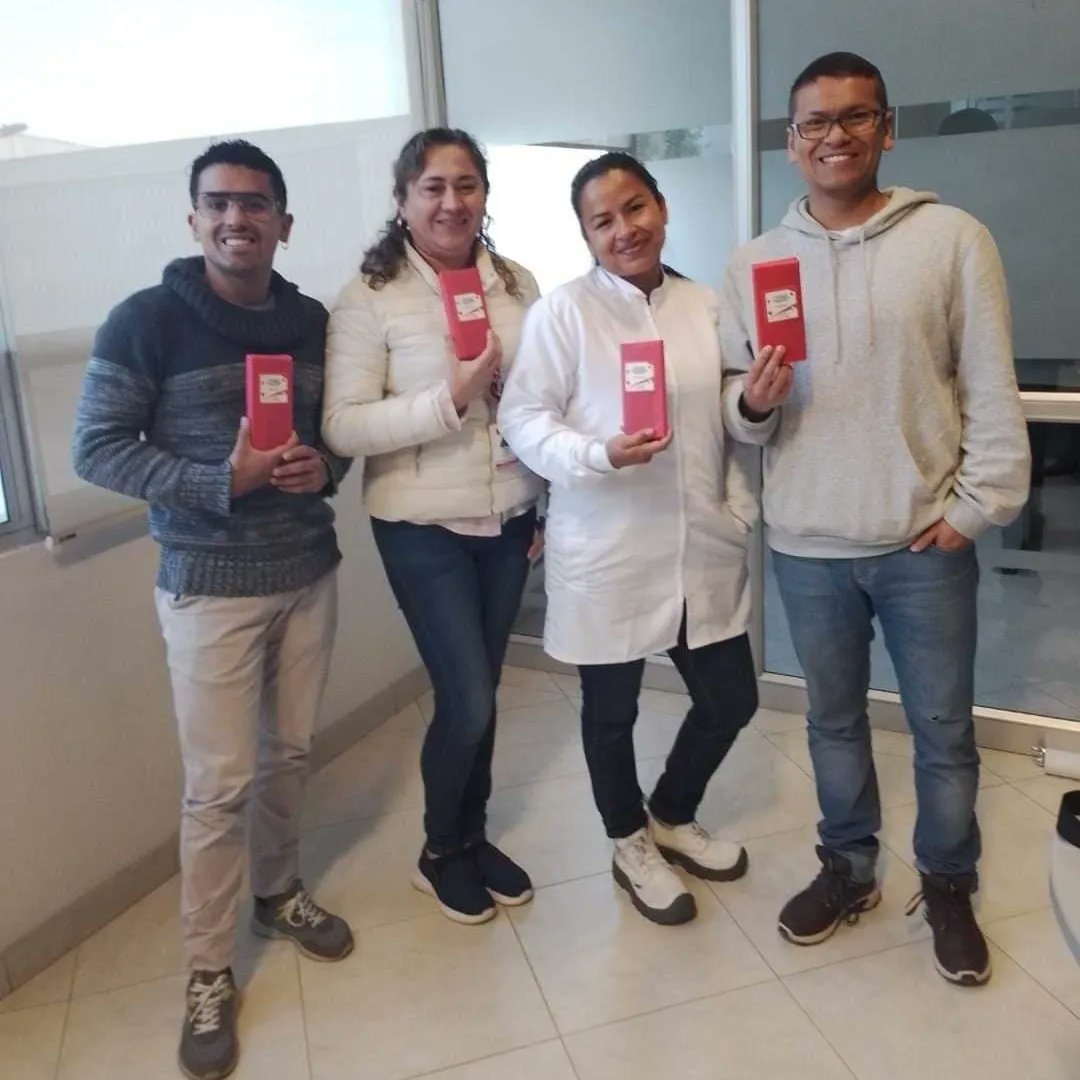 Fonalcanzar_'s tweet photo. Seguimos entregando sonrisas a nuestros asociados 😄🥳 No olvides realizar la actualización de tus datos por nuestra página web y reclamar tu obsequio 🎁🎈#YoSoyFonalcanzar #Diadelasociado #Bogotá #Eplas 🤗♥️🤍 https://t.co/Xuxj1Ngj8H