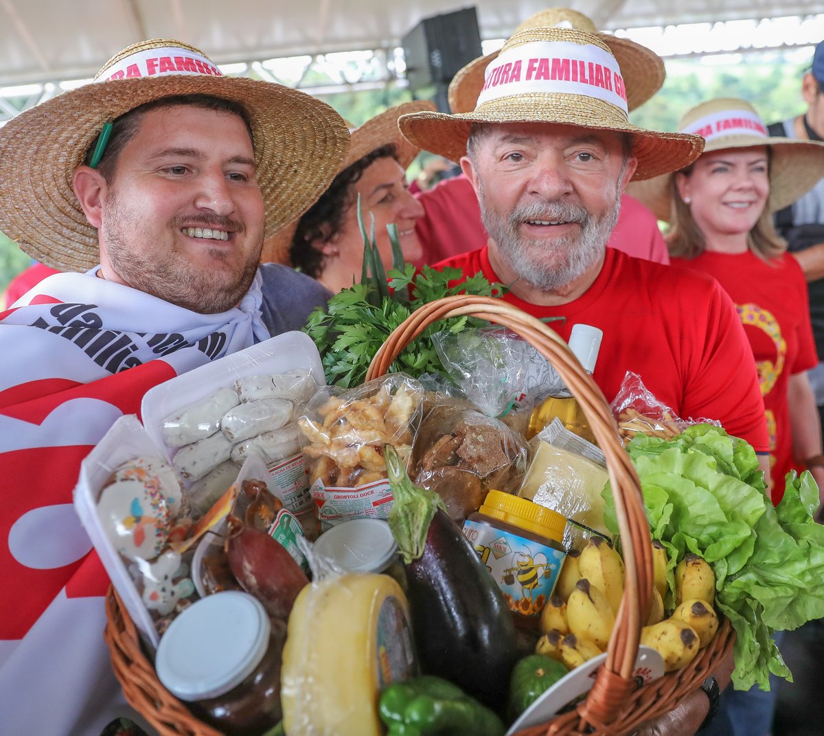 Logo mais o pai vai tá on no evento “Cooperativismo e Economia Solidária com Lula' 🍅🍆✨ 📺 Acompanhe na TvPT a partir das 11h30: youtu.be/1wHbcJcsscY