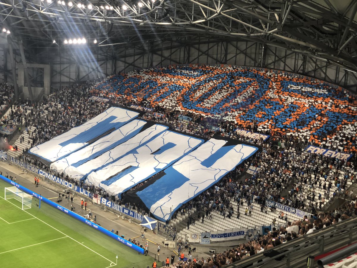 Jauffrey_A's tweet photo. Le tifo énorme de l’OM 🤩🤩🤩 #TeamOM #ChampionsLeague https://t.co/1NvXy6hCUy