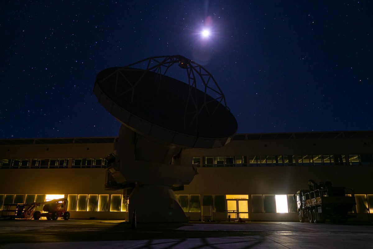 📡Las antenas de ALMA las podemos manejar desde el Desierto de Atacama pero también desde Santiago de Chile 😱 📡Antena 'Mimosa' DV06 bajo la Luna en el OSF. 📷: Por nuestro embajador fotográfico Yerko Villalón.