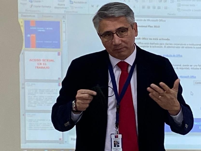 MintrabAysen's tweet photo. 🤝AHORA: #Capacitación En jornada dirigida al Sindicato del @Hdecristo organizada por @inddhh, el Jefe de la Inspección Provincial del Trabajo #Coyhaique realiza charla sobre #NormativaLaboral, destacando el Seremi RodrigoDíaz la importancia del buen trato y #TrabajoDecente https://t.co/exYWQDZy63