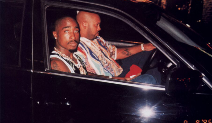 RapMais's tweet photo. O dia de hoje marca os 26 anos da morte do lendário rapper Tupac. 

Após ser baleado várias vezes em Las Vegas, Pac foi levado para o hospital e ficou sob coma induzido por 6 dias antes de morrer de hemorragia interna em 13 de setembro de 1996.

Essa é sua última foto com vida. https://t.co/3d5vlUWybZ