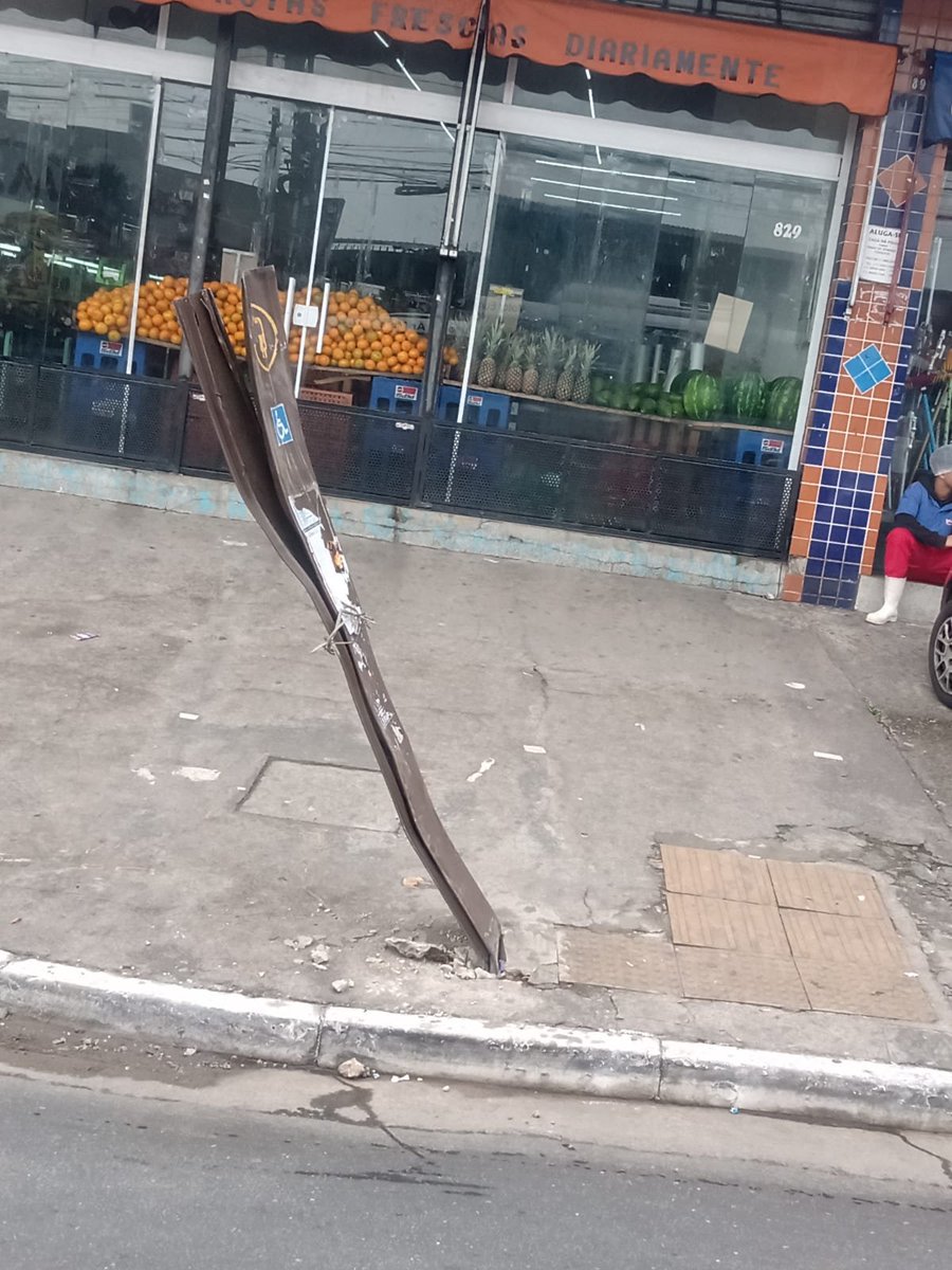 Renan41102's tweet photo. @sptrans @SPObras  

Totem amassado e envergado, após acidente com automóvel.

Rua Saturnino Pereira, 853   
CEP: 08411-000
Código do Ponto: 310008384 https://t.co/QiMsRzMgro
