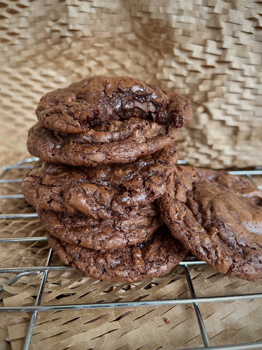 nuniestrella's tweet photo. FELIZ DÍA DEL CHOCOLATE! aquí les dejo el link de una receta de galletas de brownie triple chocolate https://t.co/YDidaWxcMr https://t.co/7BekQtUdeN