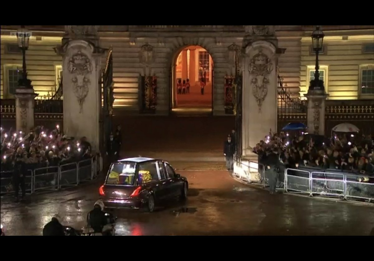 RE_DailyMail's tweet photo. It feel so real now as Her Majesty The Queen returns for the final time to her official London residence, Buckingham Palace. https://t.co/n94Xb4RnpK
