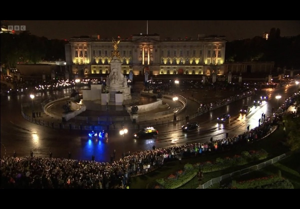 RE_DailyMail's tweet photo. It feel so real now as Her Majesty The Queen returns for the final time to her official London residence, Buckingham Palace. https://t.co/n94Xb4RnpK