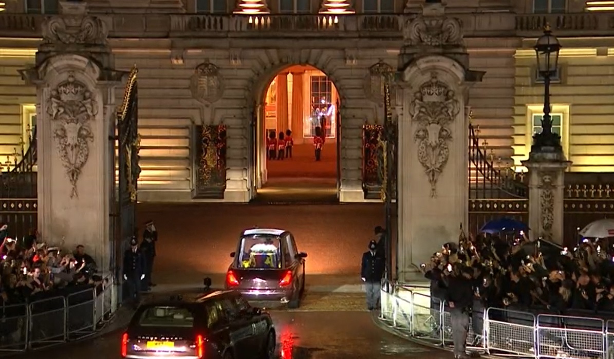 Coronation2023's tweet photo. Queen Elizabeth II, the longest reigning Monarch in British history, returns to Buckingham Palace for the final time. https://t.co/D9BUpOD6G3