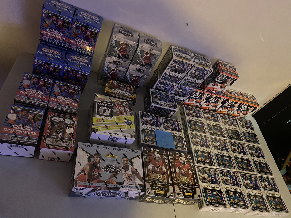 Travisw12655871's tweet photo. @ClutchRipz my new display after makin a trade than finding nor marvels ! https://t.co/9niKM7XU5K