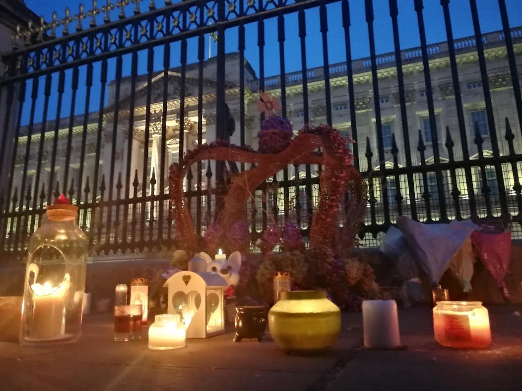 A selection of photos showing members of the public showing their respect to Queen Elizabeth II at both Windsor Castle and Buckingham Palace. bradio.co.uk/local/photos/r…