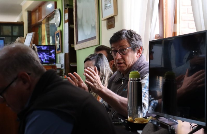 SenasaAR's tweet photo. En Rivadavia #Mendoza participamos de un taller interinstitucional para la prevención y control de la plaga Lobesia botrana junto a organismos técnicos nacionales, provinciales y actores privados. https://t.co/3eZqIgIJQm