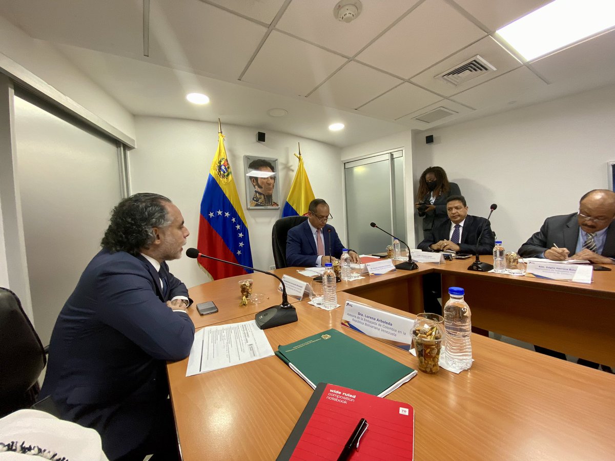 AABenedetti's tweet photo. Cielos abiertos entre Venezuela y Colombia después de una reunión por Zoom entre los ministros de Transporte de ambos países para acelerar la normalización de los vuelos. 26 de septiembre sale el primero con base en lo dicho por los presidentes @petrogustavo y @NicolasMaduro https://t.co/qse0KklhI3