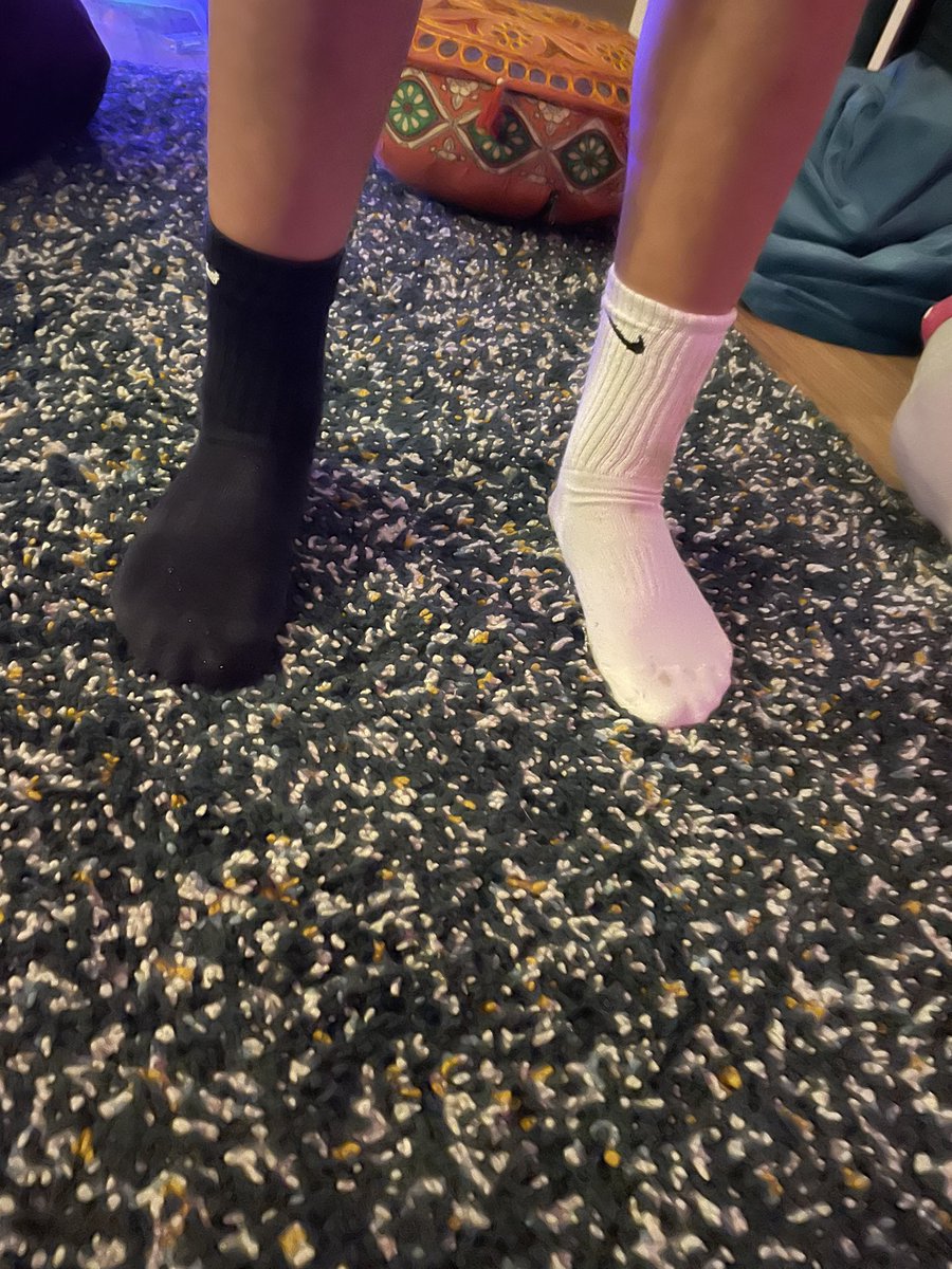 KaiKaiOwen's tweet photo. For Harry, from your mate Bobby 💛💛 @HarrysFund #NosDa #OddSocks https://t.co/js4og9PJ0I