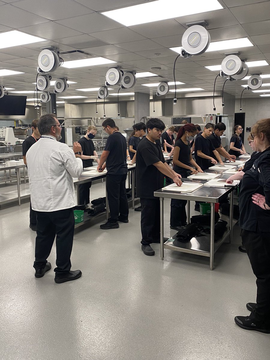 PetruninKristin's tweet photo. Knife skills require strength and knowledge. Students are learning both in Intro to Culinary. #chefstrong @lisdcte @TECCwest @DarronDerosa https://t.co/JmyVcxTeuO