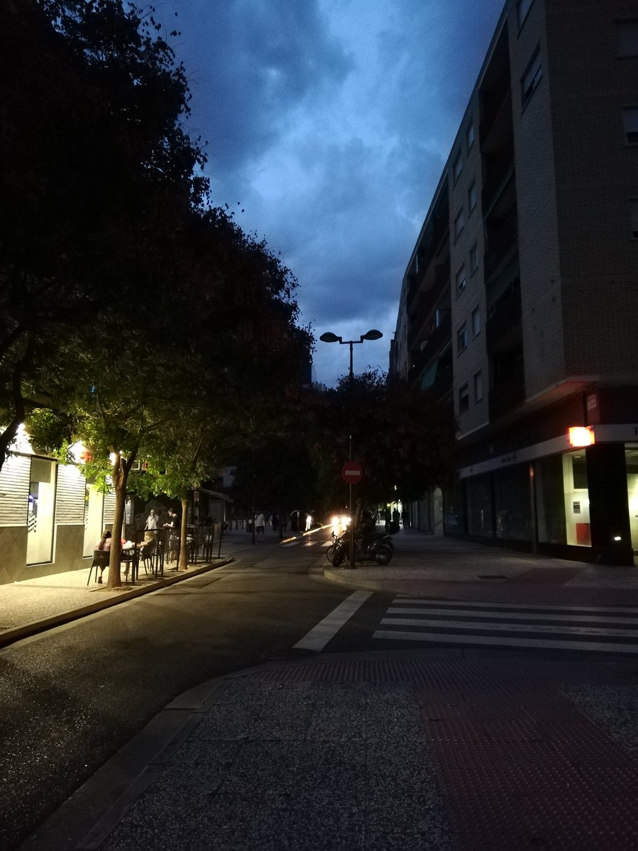 SoydeZaragoza's tweet photo. El Ayuntamiento, tras las quejas, amplia desde hoy el horario de encendido del alumbrado público durante 15 minutos por la tarde y 5 por la mañana.

No obstante, así estaba hoy la calle Jesús: https://t.co/3mYueyXsuo