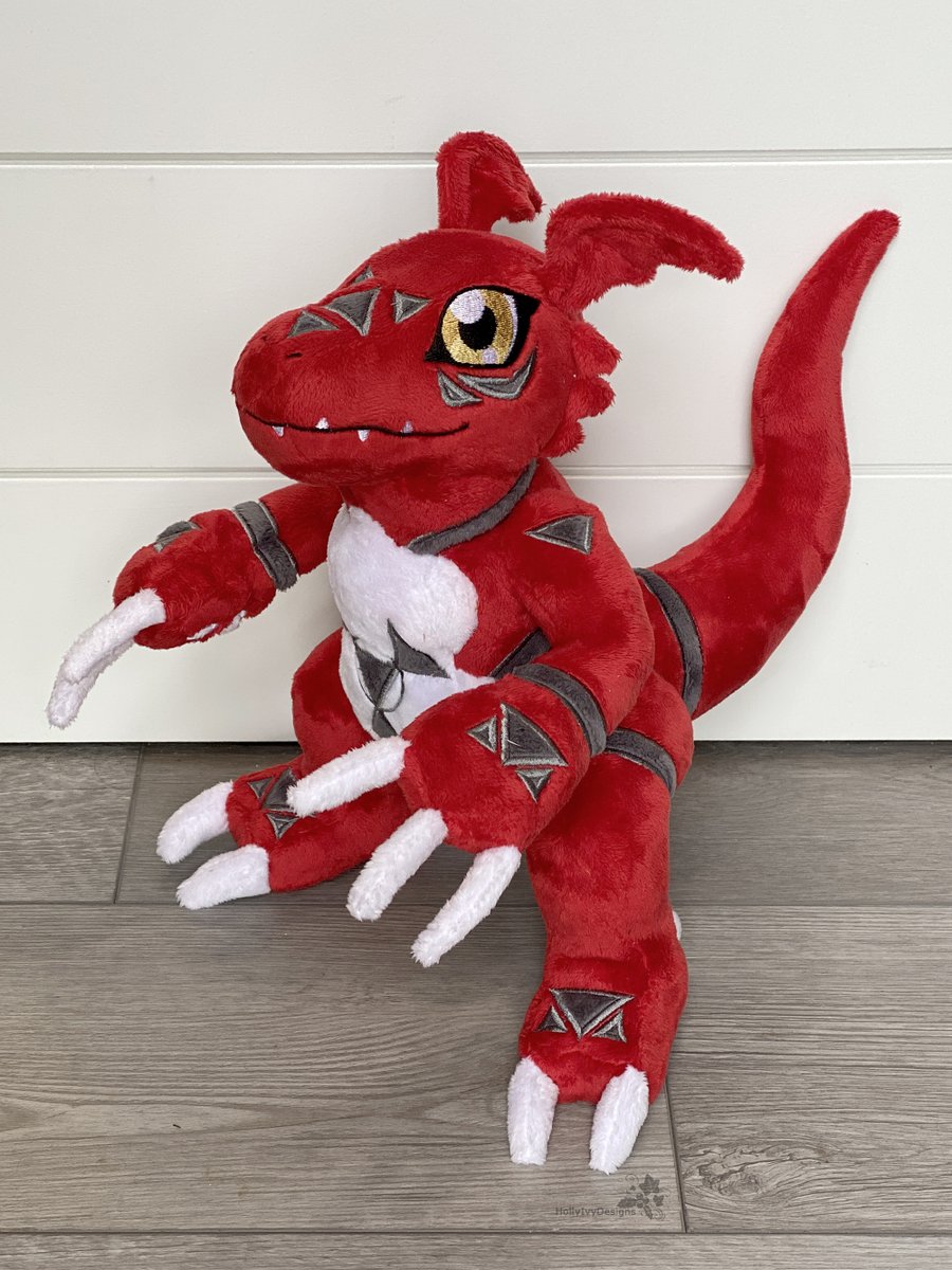 HollyIvyDesigns's tweet photo. Finished pictures for a trio of Guilmon! Also featuring one made with a bright red color instead of the standard rust. (Makes me want a whole rainbow of Guilmon! How cute would that be?)

More info here: https://t.co/NEBqw3fydn

#plush #plushie #craft #handmade #digimon #guilmon https://t.co/9nBe8ha2lS