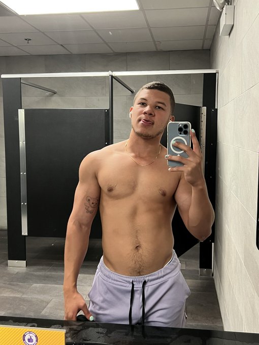 just the usual post gym pic https://t.co/CjkIc2bx1j