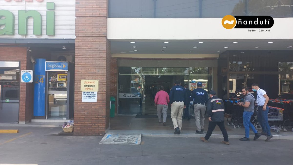 #AHORA Allanan un conocido supermercado ubicado en Fernando de la Mora. 

El procedimiento es encabezado por el personal de la unidad anticontrabando. #1020AM