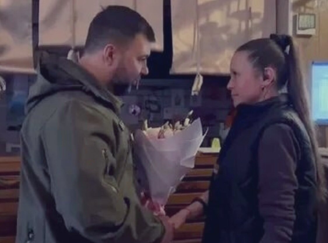 В тот вечер Катя спасла многие жизни..

Во время обстрела Донецка, сотрудница кафе эвакуировала в цокольный этаж всех посетителей и прохожих с улицы кто находился рядом, а сама спустилась последней уже когда сыпались стекла

Денис Пушилин вручил девушке медаль «За отвагу»