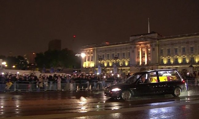 PHarry_Meghan's tweet photo. Her Majesty The Queen has arrived back to Buckingham Palace for her last evening. https://t.co/ywOb3pYYiV