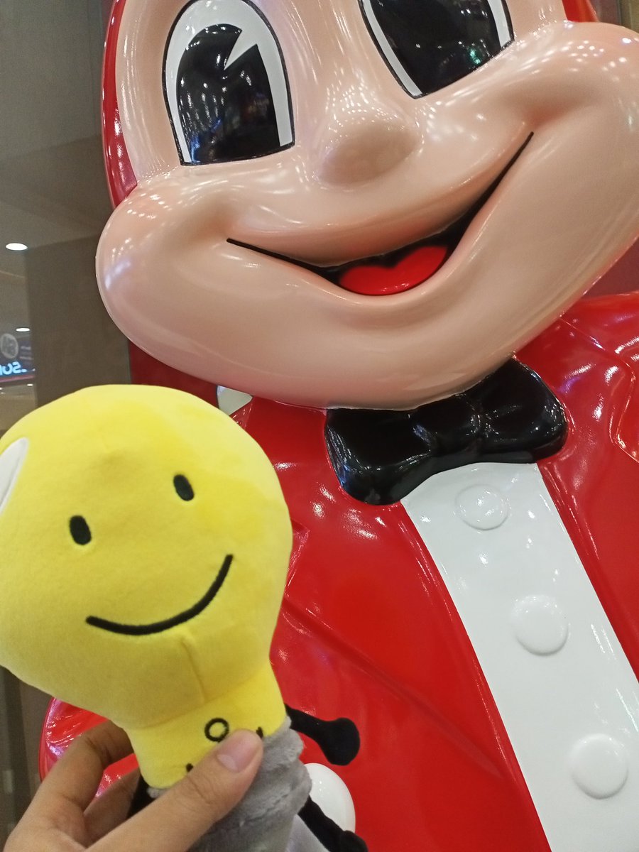 relpypups's tweet photo. I TOOK HER TO JOLLIBEE https://t.co/MLsjLmHHZl