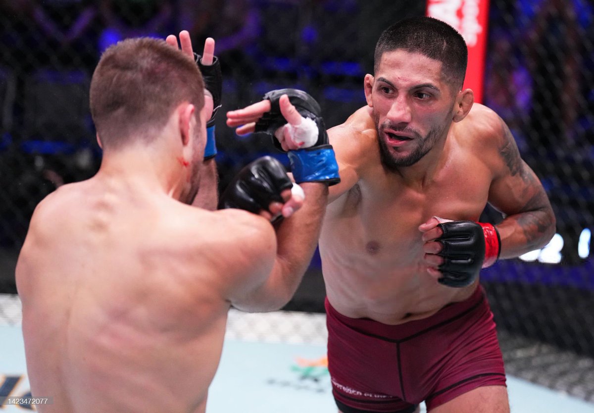 MMA_Fusion's tweet photo. 🚨¡#AHORA! | El peruano 🇵🇪 Daniel Marcos vence a Brandon Lewis en #DWCS por la vía de la decisión unánime (30–27, 30–27, 30–27). https://t.co/S1RR7Howvu