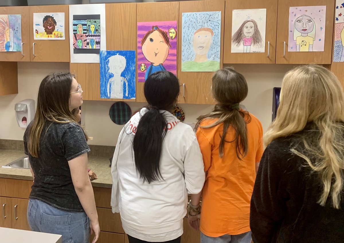 stanleyStyleGT's tweet photo. GATE students @MISDRiverValley participated in a gallery walk and art reflection. #GATEwideOPEN https://t.co/XsDIQajj3S