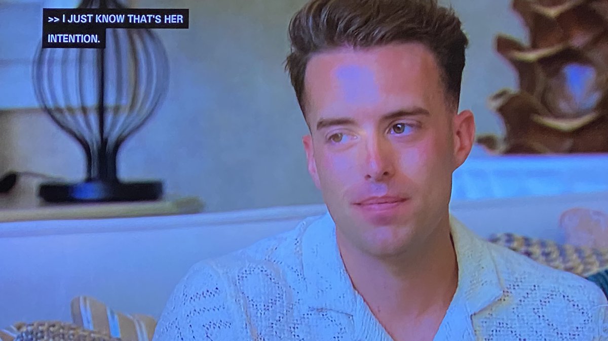 steal_ya_4_asec's tweet photo. Aven: *being very reasonable about engagement* 

This man: “🚩🚩🚩🚩🚩!!!” 

#bachelorette #thebachelorette https://t.co/EHasXTTIdN