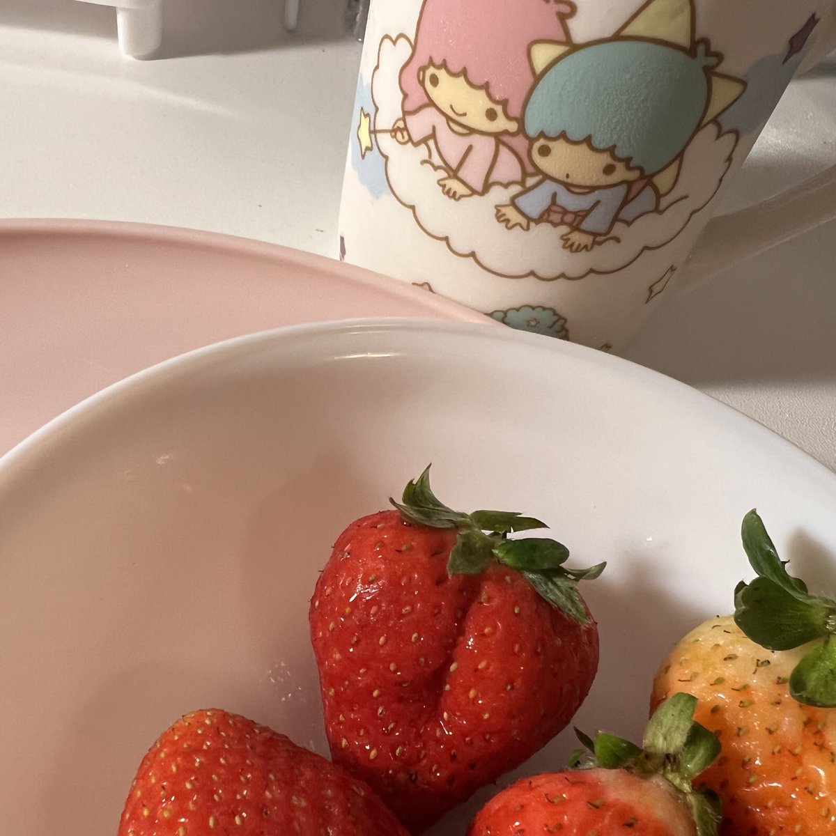 binniehive's tweet photo. why this strawberry kinda… https://t.co/pbjSIYLaiz