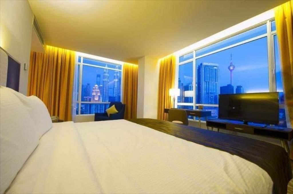 staycationig's tweet photo. 📍Tamu Hotel &amp; Suites KL

Jalan kaki jer kalau nak ke KLCC. Laluan senang. Tak payah nak drive dah. Kereta park dekat hotel ja. Jalan kaki waktu malam lagi best boleh tengok lampu-lampu. 🤩 https://t.co/11YdBDYjUR