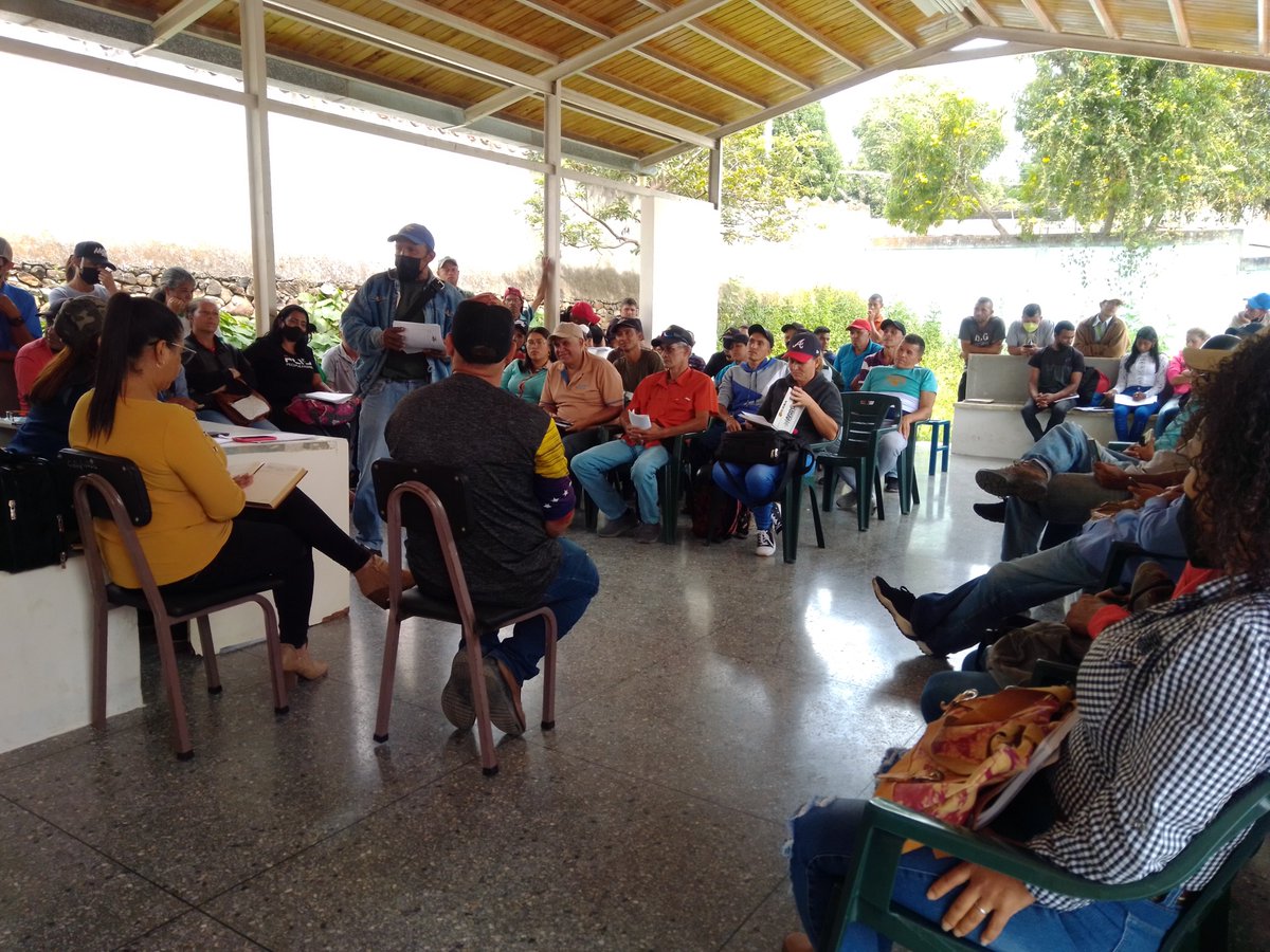 AnaAlva04642877's tweet photo. Hoy se desarrolló reunión con caficultores y caficultoras del Municipio AEB junto a representantes de la corporación Venezolana de café Agrolara nuestros caficultores exigen bien precio para el cafe
@NicolasMaduro 
@AdolfoP_Oficial 
@castrosoteldo 
@Psuv_Lara_ https://t.co/Y1AA0gFuaR