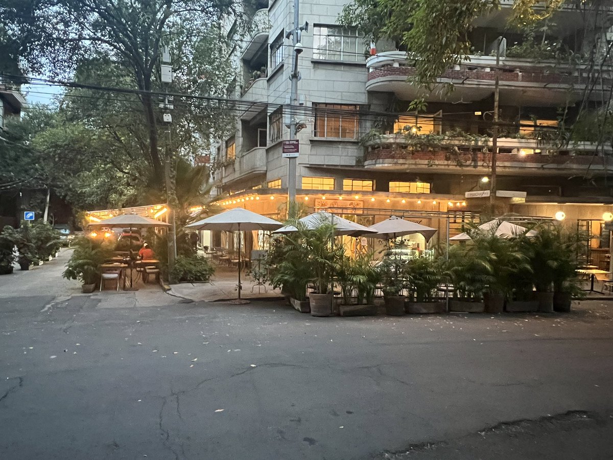 MAQUE nomás no entiende q incumplen la normativa de Cd. al Aire Libre. Plaza Popocatépetl y Huichápan, Col. Hipódromo. No pueden tener en ambos lados mesas, no en glorieta donde no se permite estacionarse, ni la # de mesas. <a href="/Claudiashein/">Claudia Sheinbaum Pardo</a>  <a href="/PPmerino/">José Merino</a>   <a href="/andreslajous/">Andrés Lajous</a> <a href="/UCS_GCDMX/">Unidad de Contacto del Secretario SSC CDMX</a>