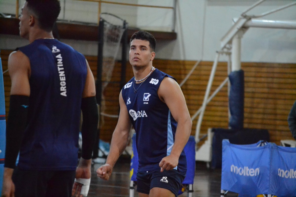 somosvoley_web's tweet photo. Leandro Calvo y Jonás Ponzio: a los 22 años, su primera experiencia de Selección

🔹Sensaciones de los jugadores de River y Ferro que tuvieron que esperar pero visten por primera vez la Celeste y Blanca
🔹El camino, los clubes y motivación para los demás

https://t.co/5YBG6W3w64 https://t.co/Me2aPi9ztr
