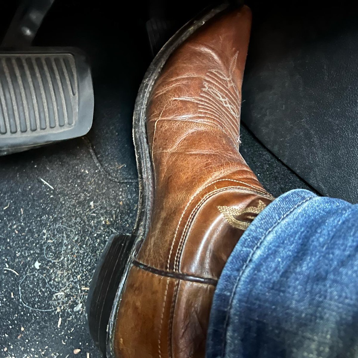 PedalFanYt's tweet photo. Tuesday isnโt even a midpoint. So hereโs something to help the week go by a little easier. ๐๐๐
#cowboyBoots #boots #bootdrive #bootsatwork https://t.co/uHrXqeuQ2W