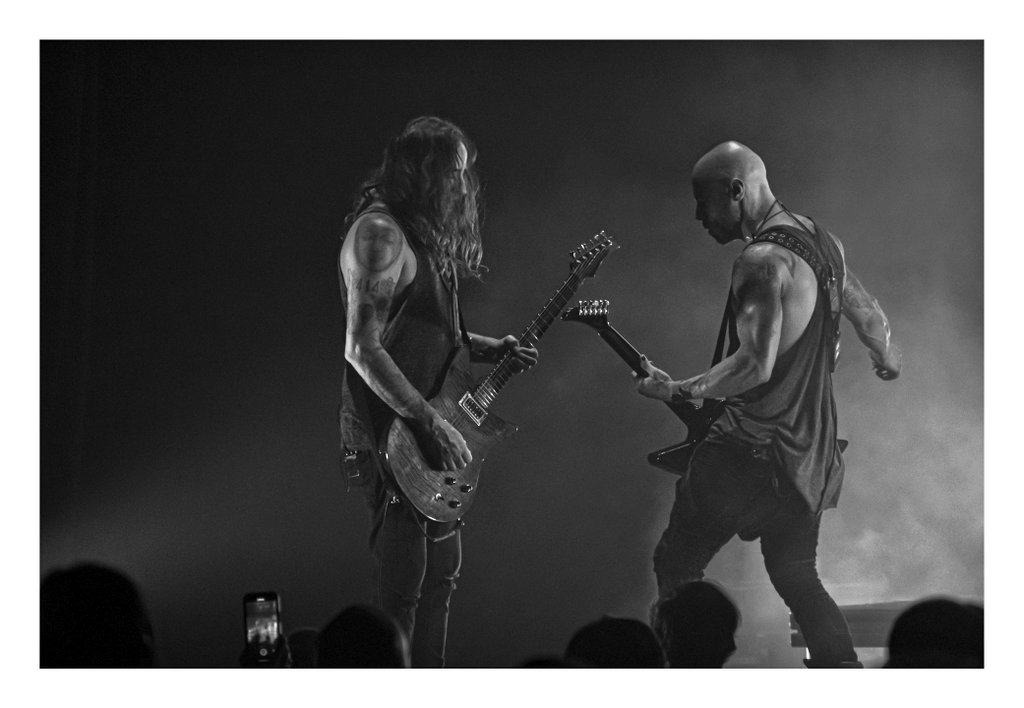 'Another day, another battle...' 💙🎶

@CHRIS_Daughtry & Josh Steely 

@Daughtry_News
Ovens Auditorium, Charlotte
09.03.2022

•

•

#daughtry #chrisdaughtry #daughtrybe #dearlybeloved  #guitarbattle #blackandwhite #concert #livemusic #concertphoto #concertphotography