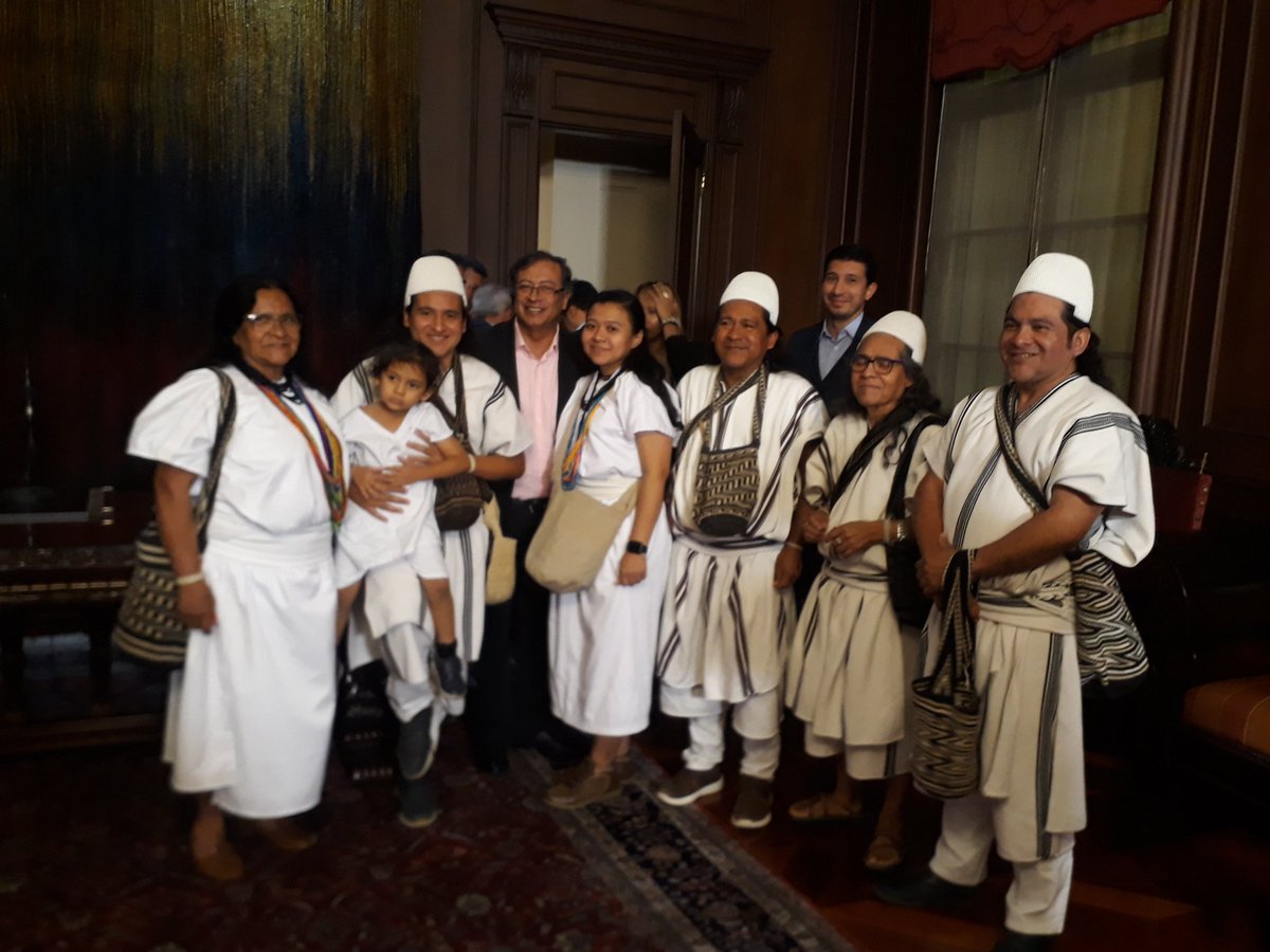 En casa de Nariño, en familia en el acto de posesión de mi mamá <a href="/LeonorZalabata/">Leonor Zalabata</a> como embajadora ante la ONU ante el presidente de la República <a href="/petrogustavo/">Gustavo Petro</a>