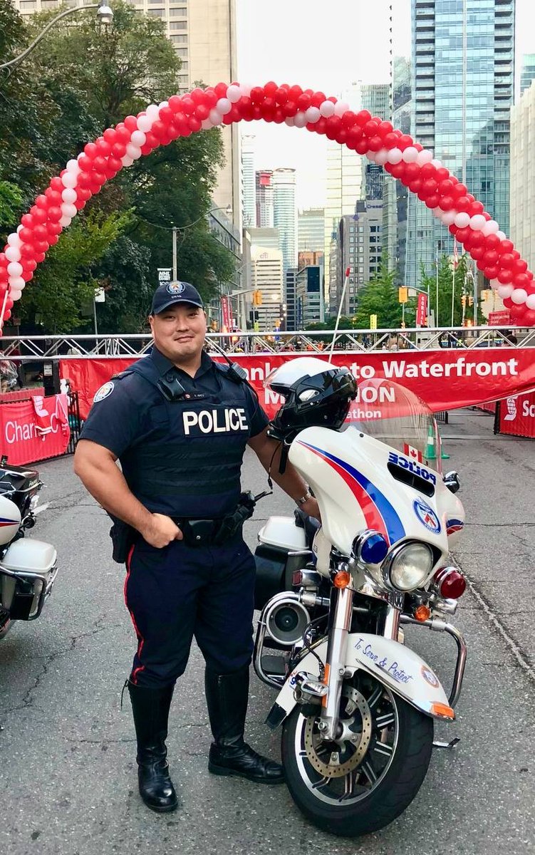 Our hearts go out to @TorontoPolice Constable Andrew Hong's family and friends. The 48-year-old officer, was on his lunch break from a training when he was assassinated by a gunman in a coffee shop. The 22 year veteran is survived by a wife and children.